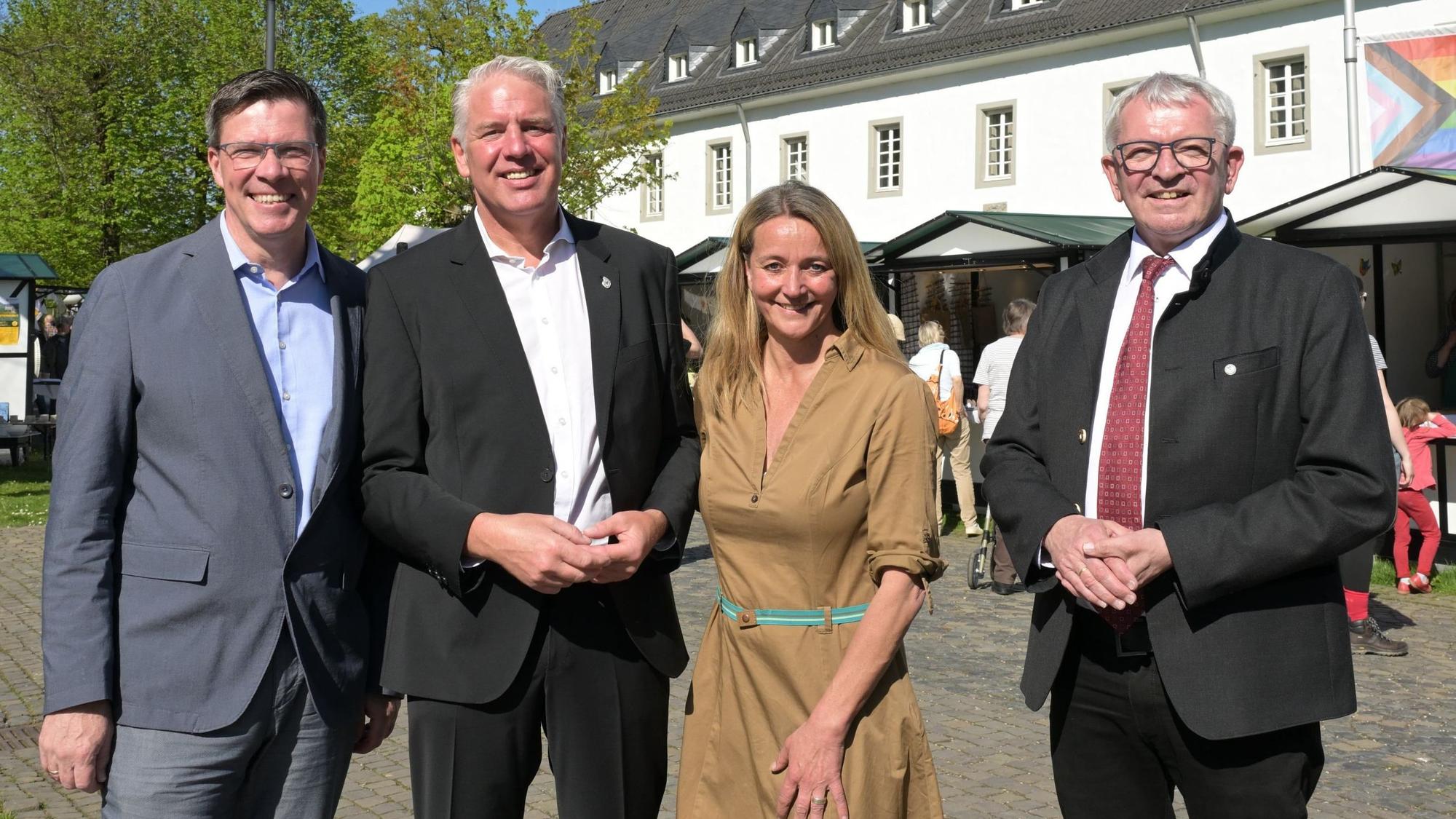 Vor Ort waren auch Landrat Stephan Santelmann, BM Robert Lennerts, Xandra Wildung und Landrat Johann Kalb aus Bamberg (v.l.).