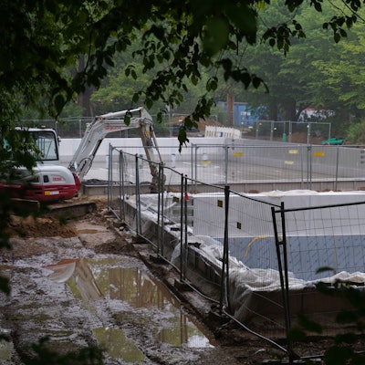 Auf dem Bild ist der Blick auf die Baustelle im Freibad zu sehen.