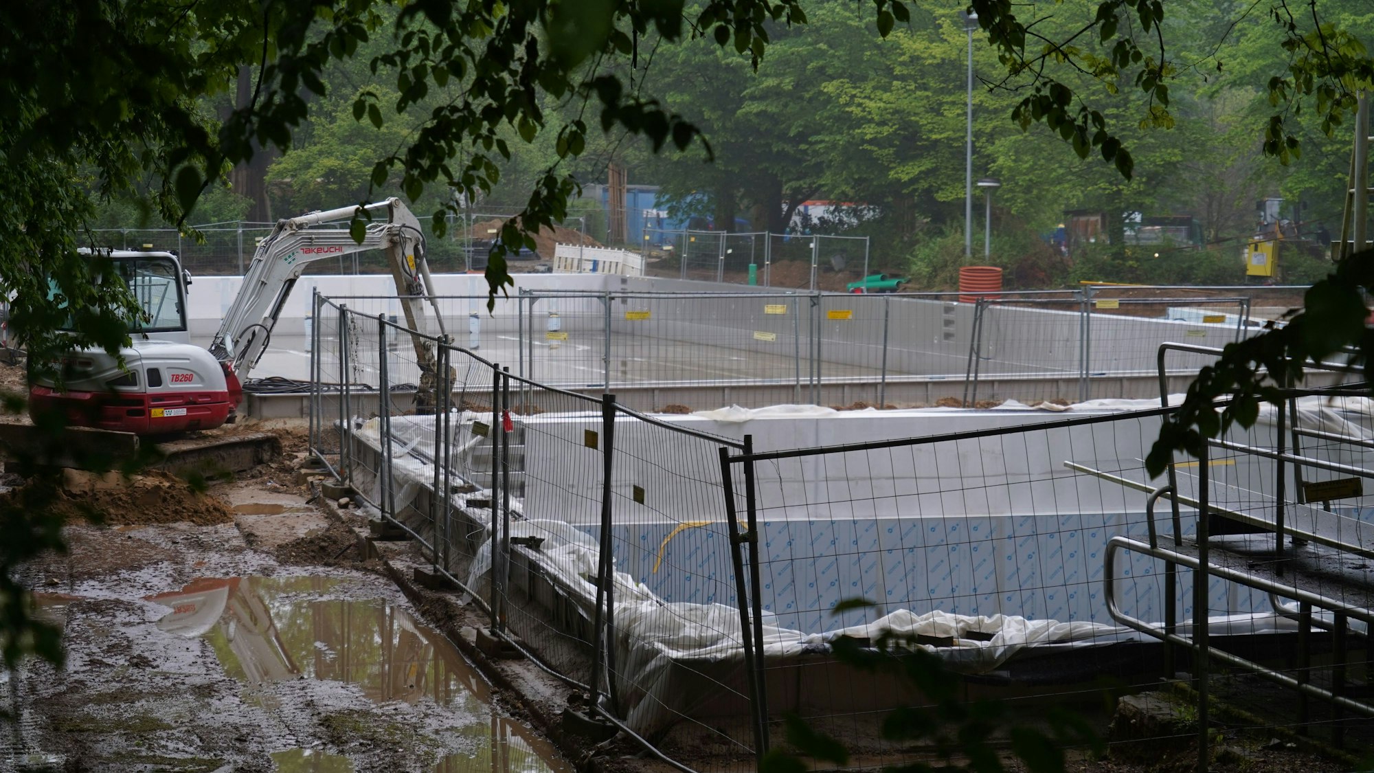 Auf dem Bild ist der Blick auf die Baustelle im Freibad zu sehen.