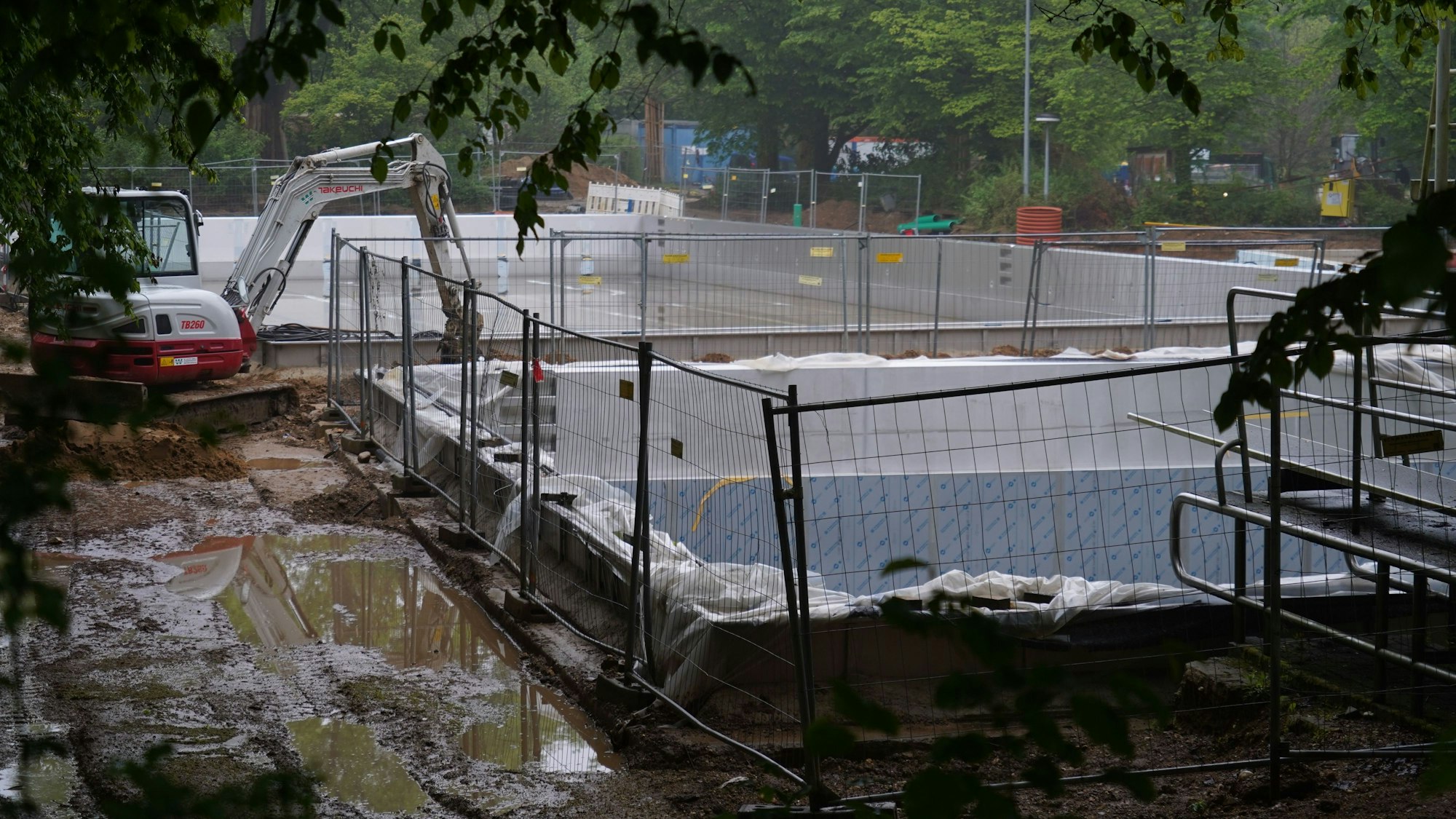 Auf dem Bild ist die Baustelle und ein Bagger im Freibad Frechen zu sehen.
