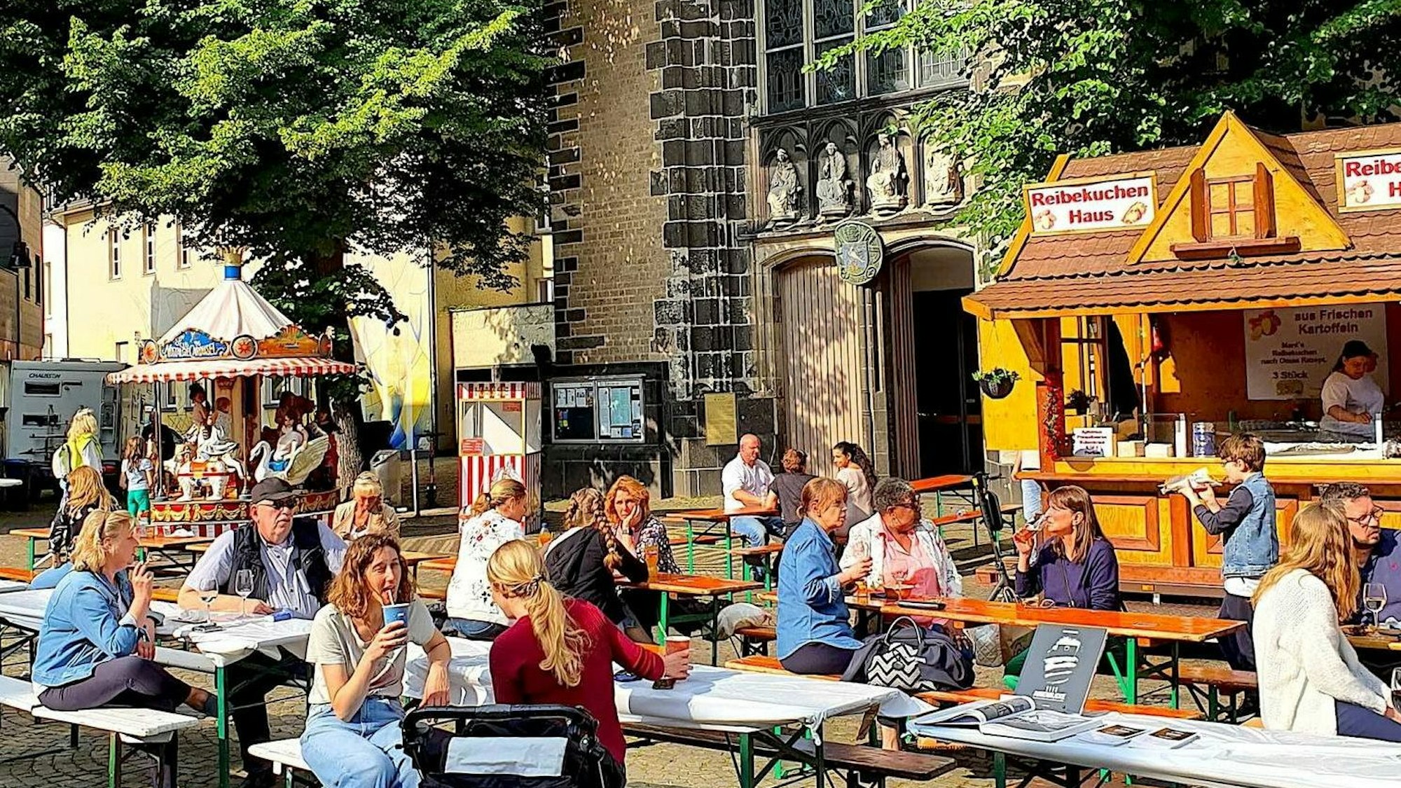 Seit Mai 2024 können sich Besucher in den warmen Monaten einmal im Monat „Em Vringsveedel an enem Desch“ treffen.