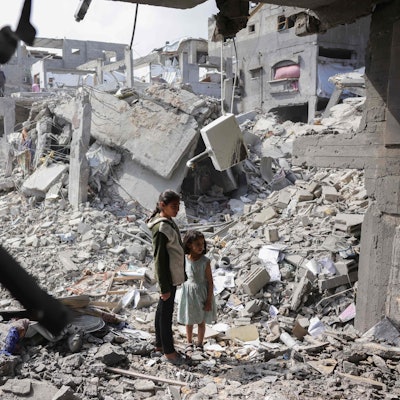 Zwei Mädchen stehen in den Trümmern eines Hauses in Beit Lahia, das von einem israelischen Schlag zerstört wurde.