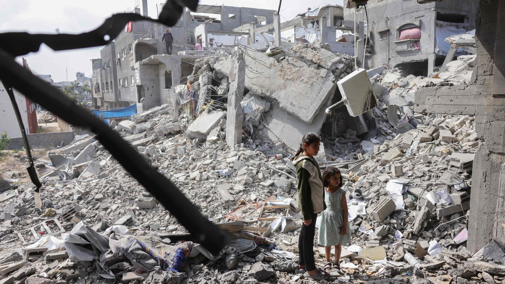 Zwei Mädchen stehen in den Trümmern eines Hauses in Beit Lahia, das von einem israelischen Schlag zerstört wurde.