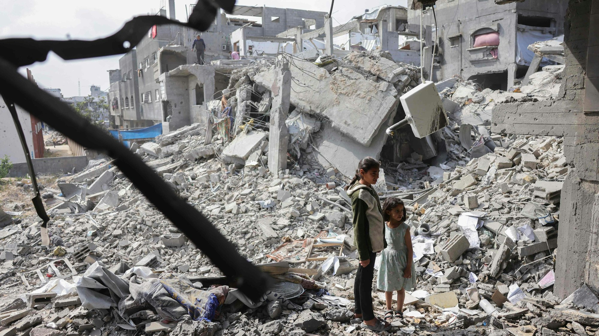 Zwei Mädchen stehen in den Trümmern eines Hauses in Beit Lahia, das von einem israelischen Schlag zerstört wurde.
