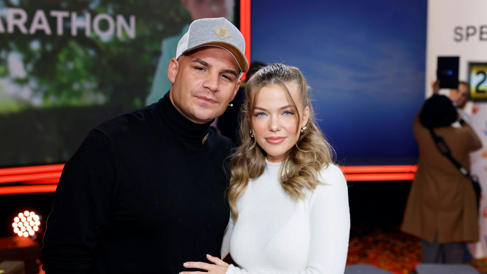 Sänger Pietro Lombardi und seine Verlobte Laura Maria Rypa beim 28. RTL-Spendenmarathon 2023 in den EMG-Studios.