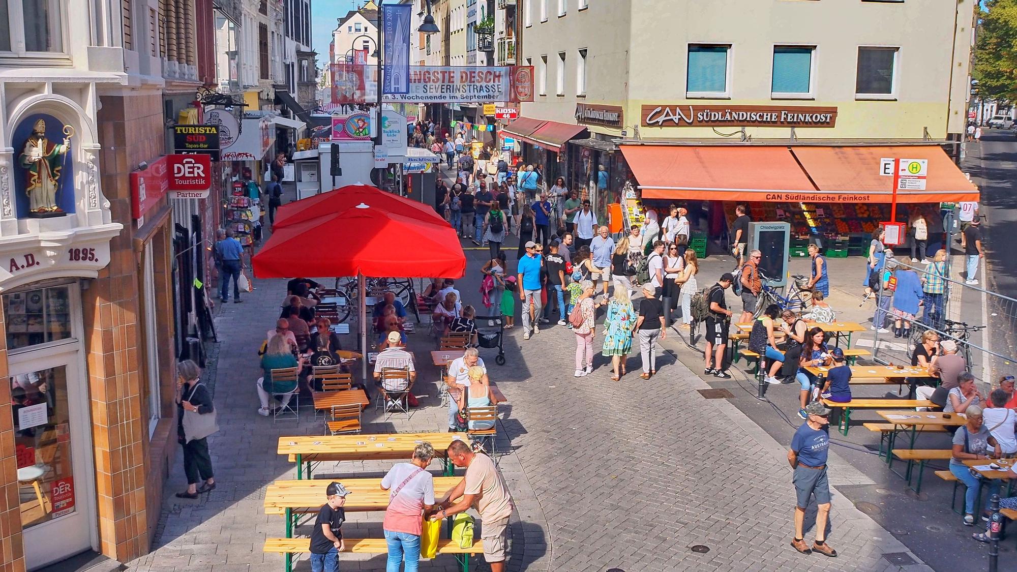 Seit 1980 lockt „Dä Längste Deesch vun Kölle“ – hier ein Bild von 2023 –viele Besucher auf die Severinstraße.