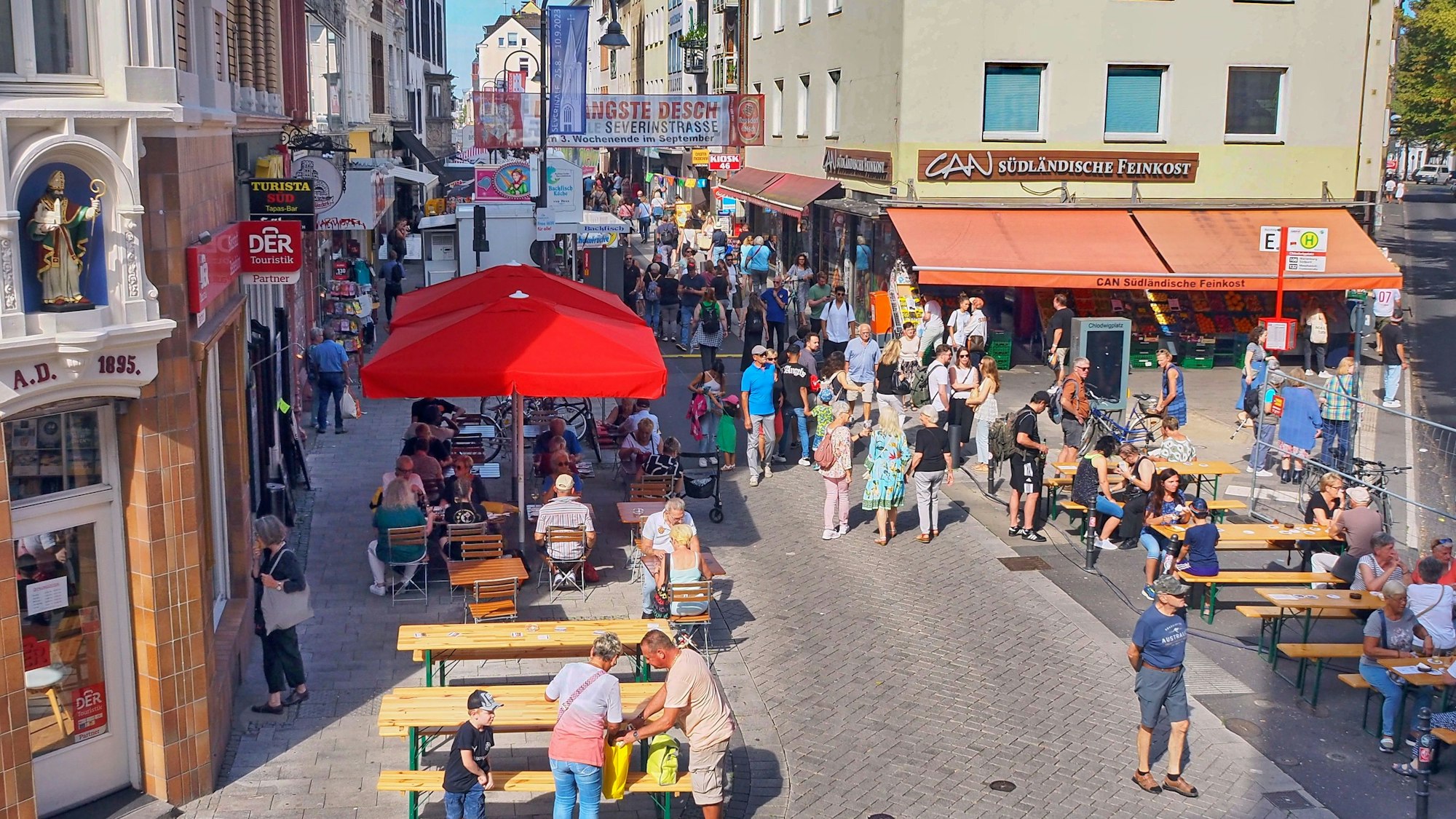 Seit 1980 lockt „Dä Längste Deesch vun Kölle“ – hier ein Bild von 2023 –viele Besucher auf die Severinstraße.