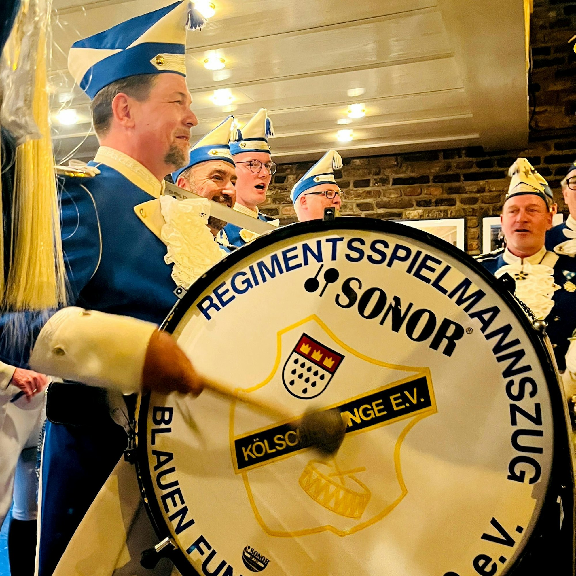 Vom Fernsehkoch zum Blaue-Funken-Musiker – die Kurzzeitverwandlung hat Melzer offenkundig Freude gemacht.