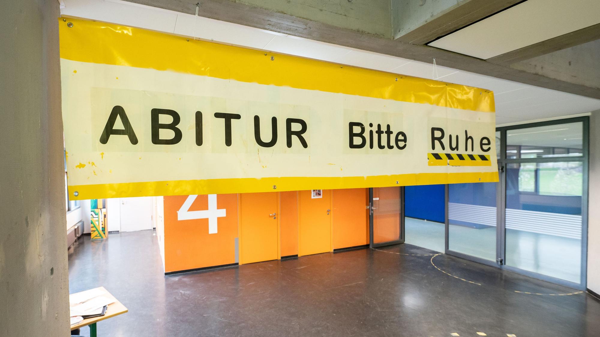 Der Schriftzug «ABITUR Bitte Ruhe» hängt während der schriftlichen Abiturprüfung in einem Gymnasium