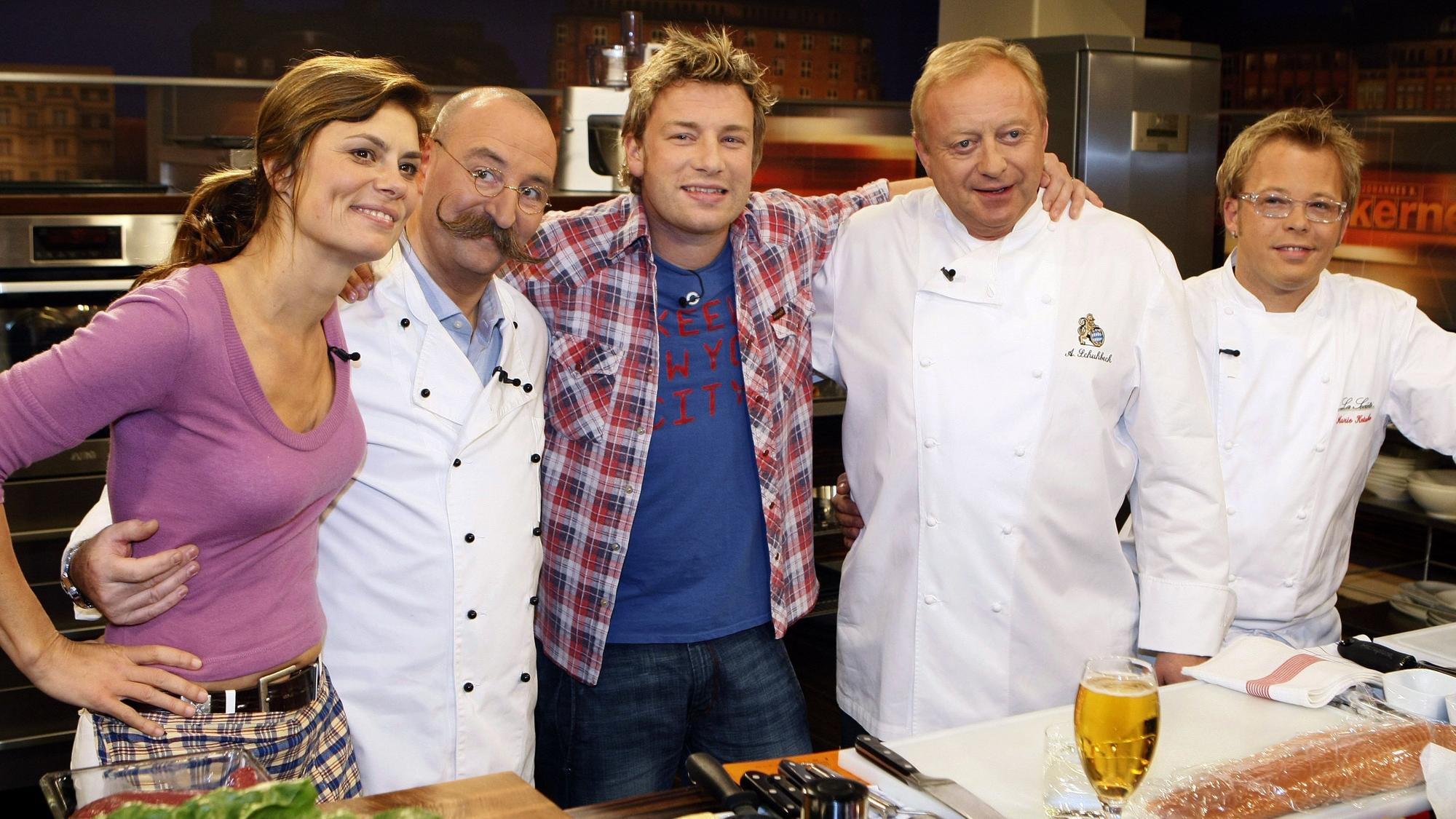 Alfons Schuhbeck gehörte zur Koch-Elite. Hier zusammen mit Sarah Wiener (l-r), Horst Lichter, Jamie Oliver und Mario Kotaska bei einer TV-Aufzeichnung.