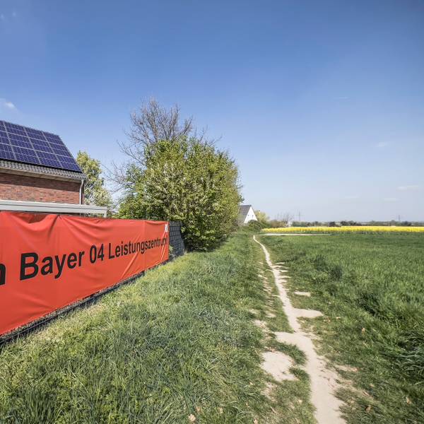 Monheim: Protest der Anwohner. Auf diese Felder will Bayer 04 sein Trainingszentrum / Trainingscampus an der Alfred Nobel Straße bauen. Foto: Ralf Krieger