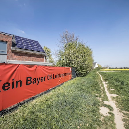 Monheim: Protest der Anwohner. Auf diese Felder will Bayer 04 sein Trainingszentrum / Trainingscampus an der Alfred Nobel Straße bauen. Foto: Ralf Krieger