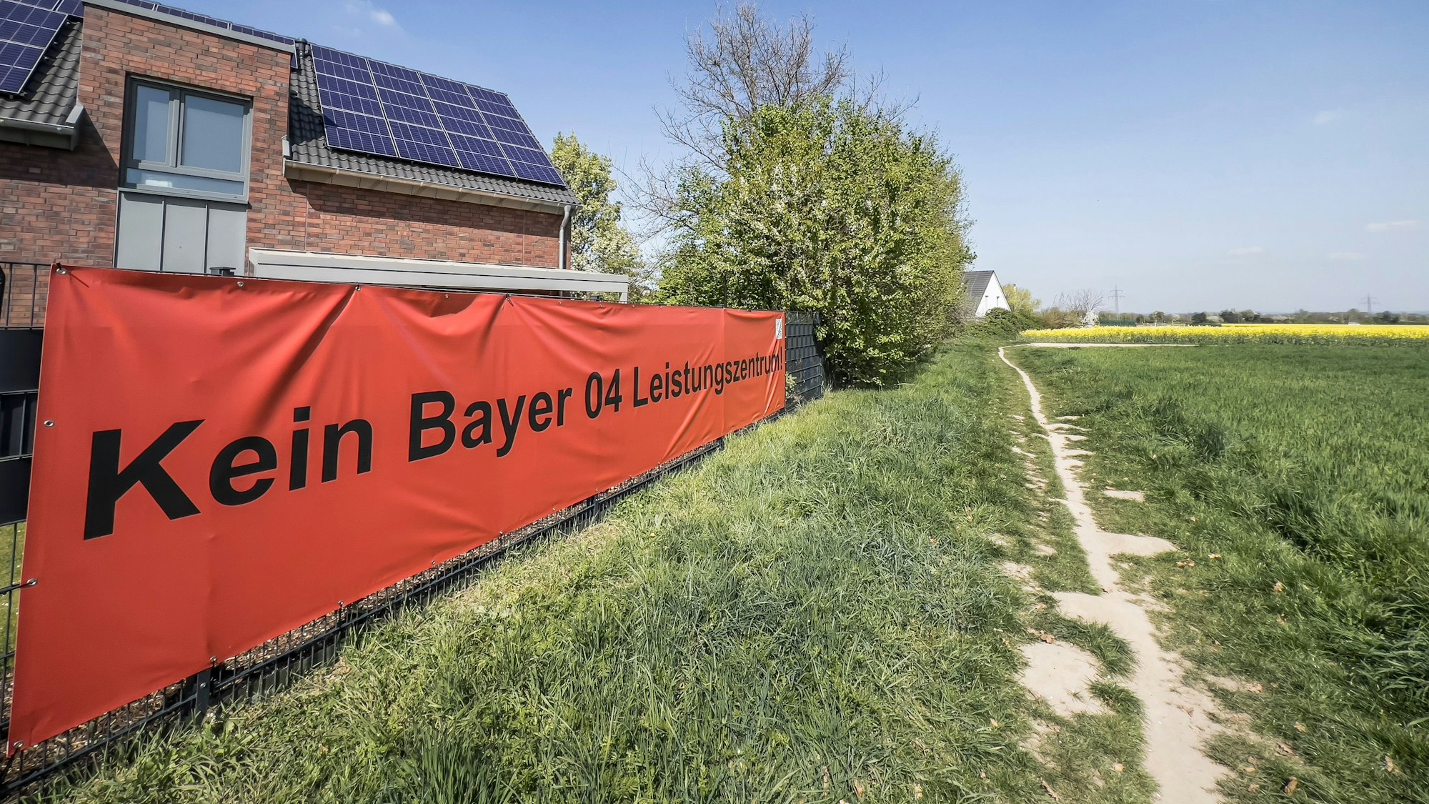 Monheim: Protest der Anwohner. Auf diese Felder will Bayer 04 sein Trainingszentrum / Trainingscampus an der Alfred Nobel Straße bauen. Foto: Ralf Krieger