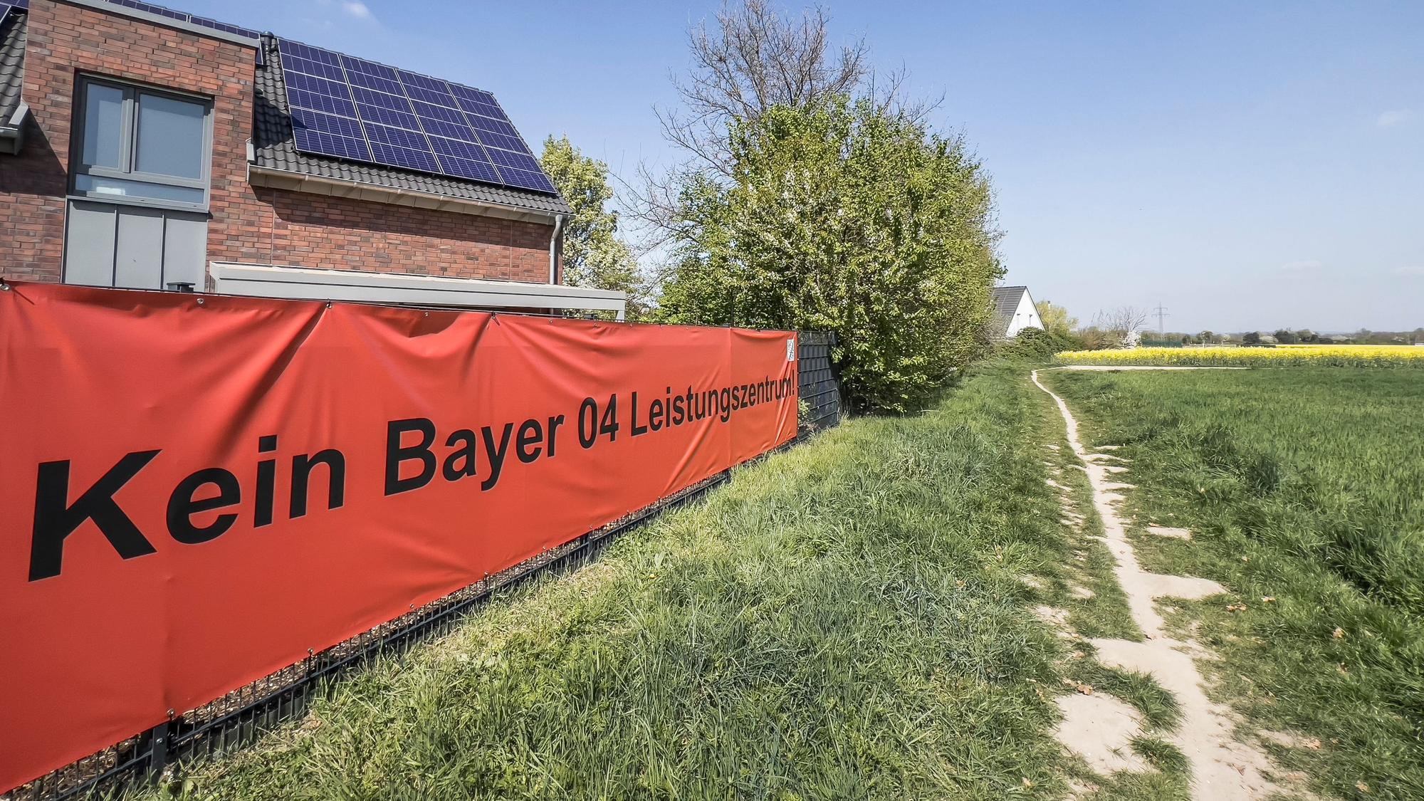 Monheim: Protest der Anwohner. Auf diese Felder will Bayer 04 sein Trainingszentrum / Trainingscampus an der Alfred Nobel Straße bauen. Foto: Ralf Krieger