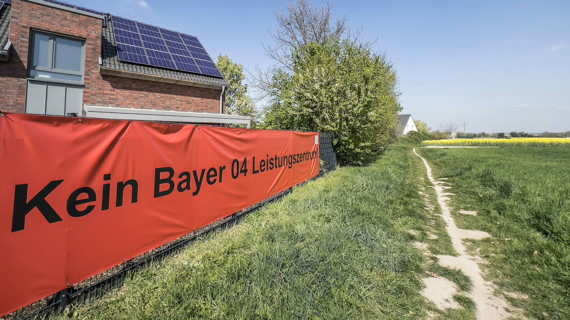 Monheim: Protest der Anwohner. Auf diese Felder will Bayer 04 sein Trainingszentrum / Trainingscampus an der Alfred Nobel Straße bauen. Foto: Ralf Krieger