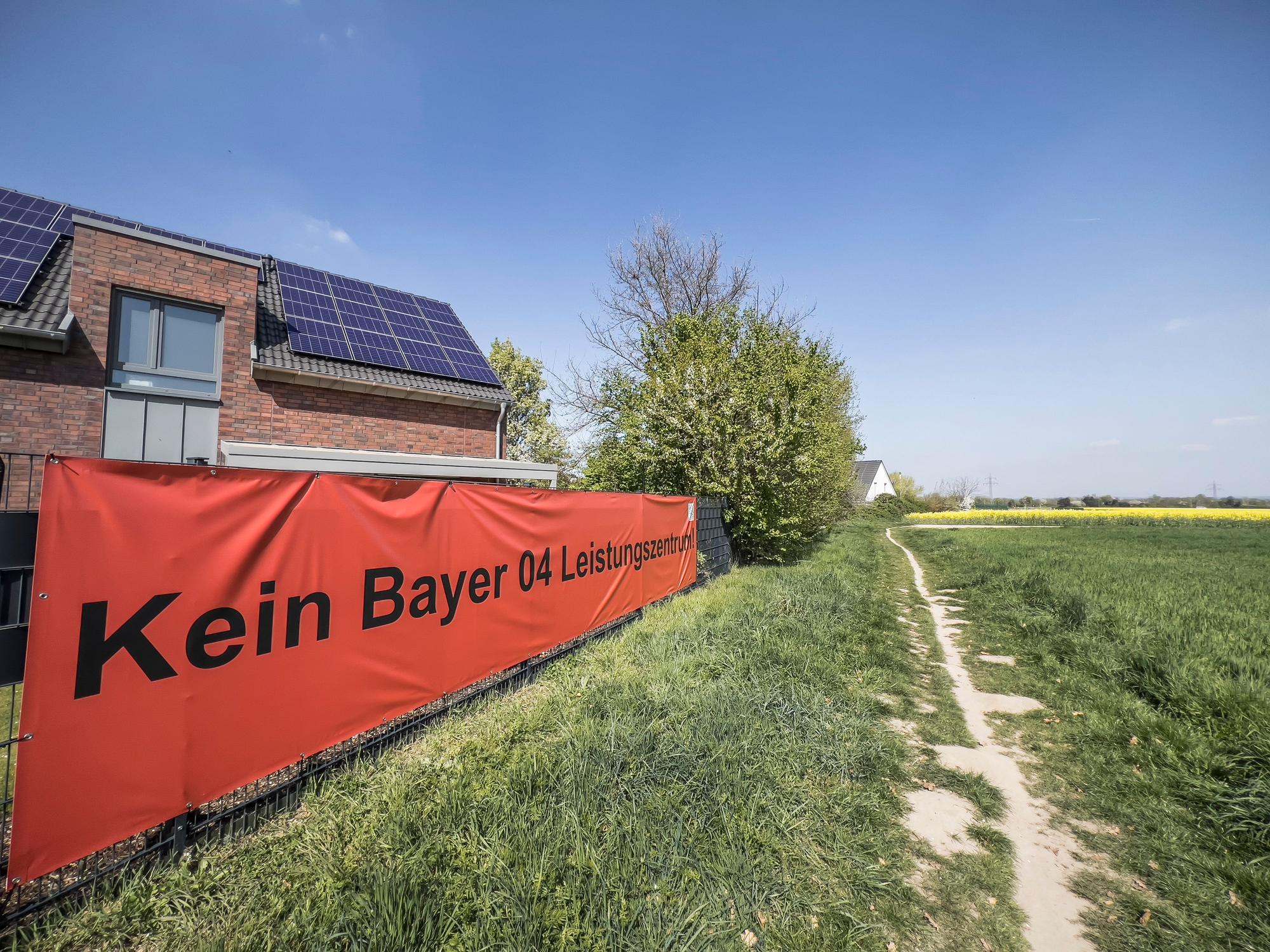 Monheim: Protest der Anwohnenden. Auf diese Felder will Bayer 04 sein Trainingszentrum / Trainingscampus an der Alfred-Nobel-Straße bauen. Foto: Ralf Krieger