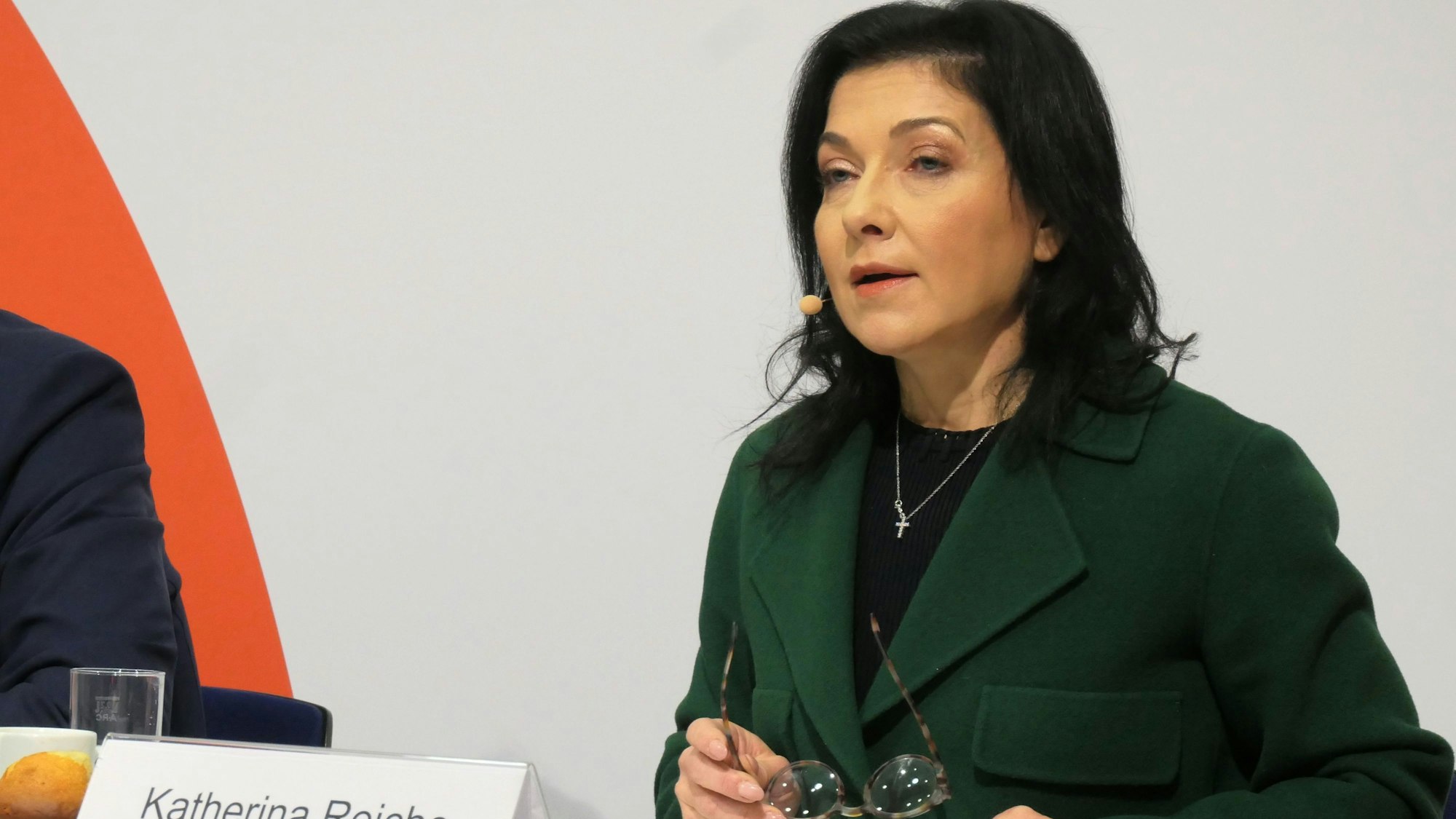 ARCHIV - 11.02.2025, Nordrhein-Westfalen, Essen: Katherina Reiche, Vorstandsvorsitzende des Energieunternehmens Westenergie, spricht bei der Eröffnungs-Pressekonferenz der Messe E-world 2025. Die E-World - Energy & Water ist Internationale Fachmesse und Kongress der Energie- und Wasserwirtschaft. (zu dpa: «Bericht: Wadephul soll Außenminister werden») Foto: Helge Toben/dpa +++ dpa-Bildfunk +++