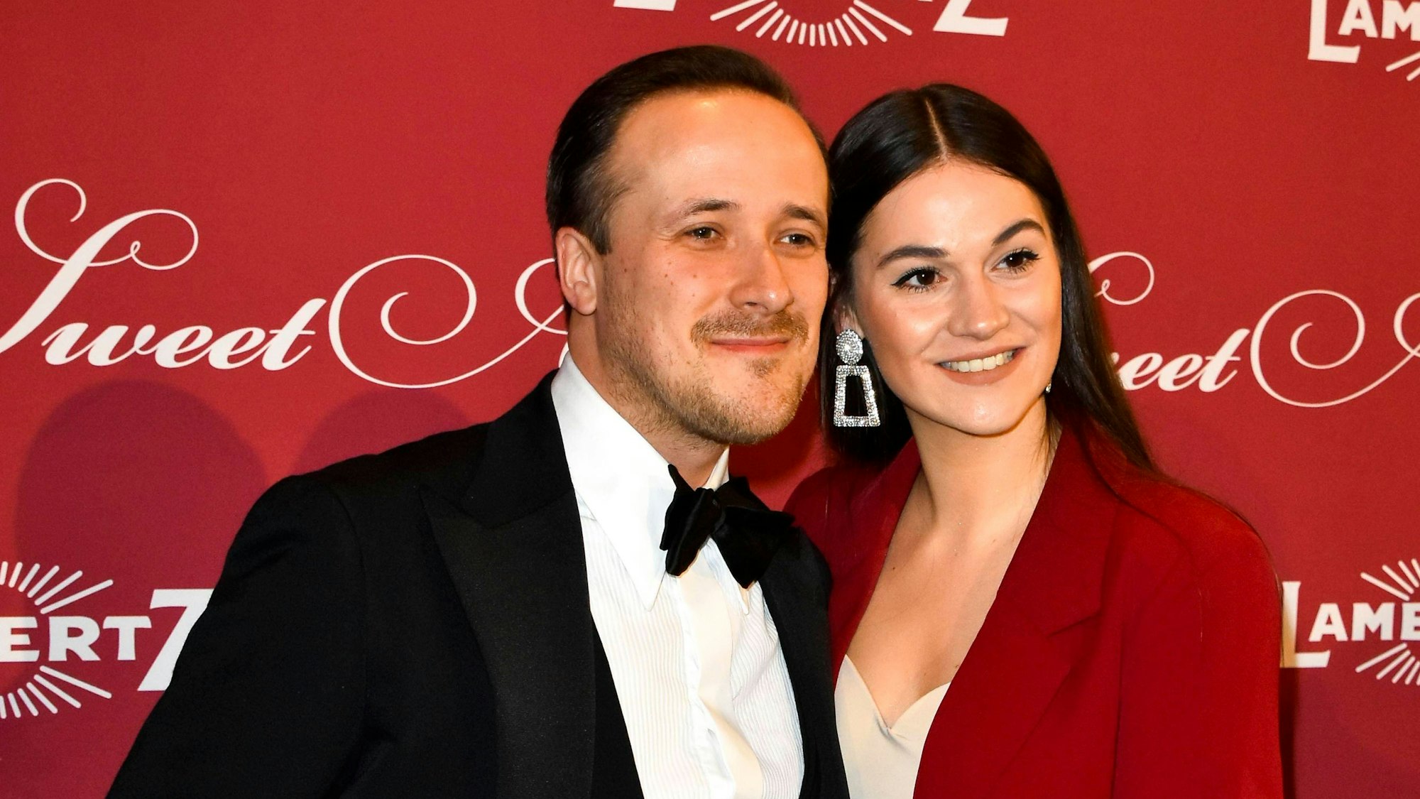 Joe Laschet, Andrea Börhringer zu Gast iauf dem roten Teppich bei der 24 Lambertz Mondy Night im Wartesaal am Dom 03.Februar 2025 in Koeln NRW Deutschland.