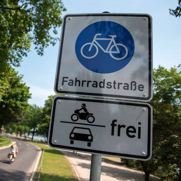 28.05.2018, Hamburg: Ein Schild «Fahrradstraße» mit dem Zusatz «Motorräder und Autos frei» hängt an einer Fahrradstraße an der Außenalster. Der Ausbau zur Fahrradstadt geht dem ADFC in Hamburg nicht schnell genug. Foto: Daniel Bockwoldt/dpa ++ +++ dpa-Bildfunk +++