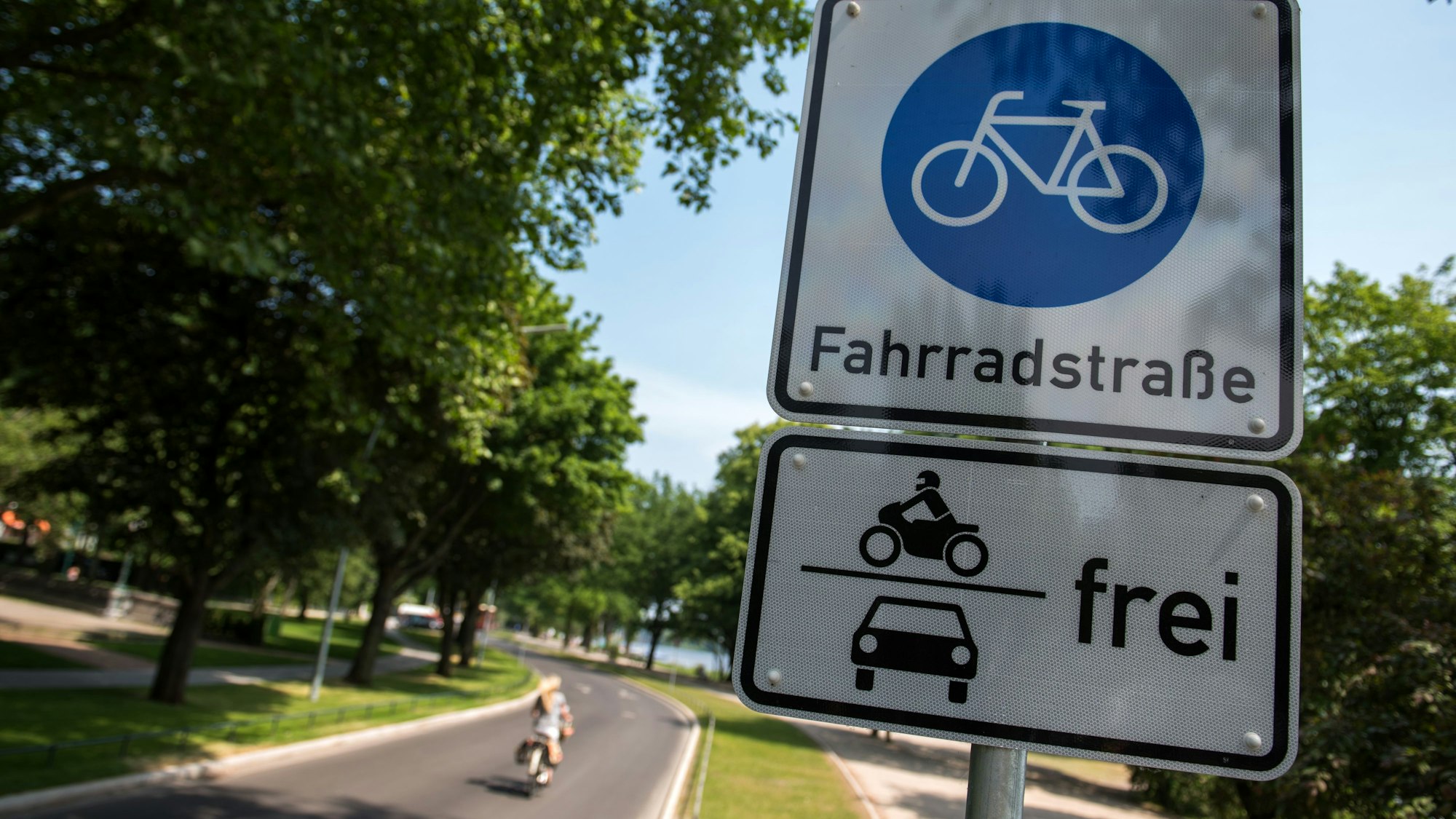 28.05.2018, Hamburg: Ein Schild «Fahrradstraße» mit dem Zusatz «Motorräder und Autos frei» hängt an einer Fahrradstraße an der Außenalster. Der Ausbau zur Fahrradstadt geht dem ADFC in Hamburg nicht schnell genug. Foto: Daniel Bockwoldt/dpa ++ +++ dpa-Bildfunk +++