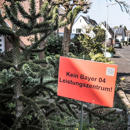Monheim: Protest der Anwohner. Auf diese Felder will Bayer 04 sein Trainingszentrum / Trainingscampus an der Alfred Nobel Straße bauen. Foto: Ralf Krieger