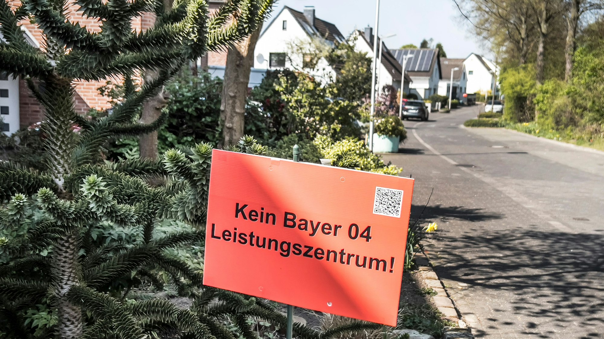 Monheim: Protest der Anwohner. Auf diese Felder will Bayer 04 sein Trainingszentrum / Trainingscampus an der Alfred Nobel Straße bauen. Foto: Ralf Krieger