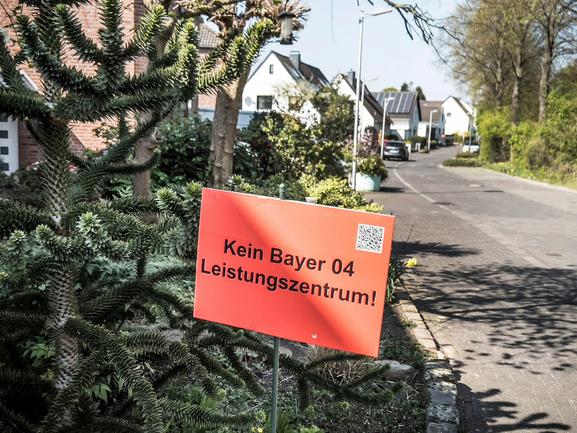 Monheim: Protest der Anwohner. Auf diese Felder will Bayer 04 sein Trainingszentrum / Trainingscampus an der Alfred Nobel Straße bauen. Foto: Ralf Krieger