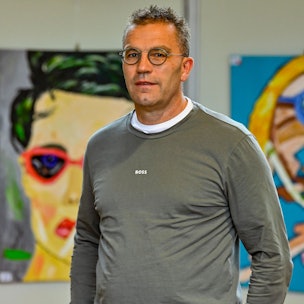 Jochen Viebahn vor seiner Ausstellung.