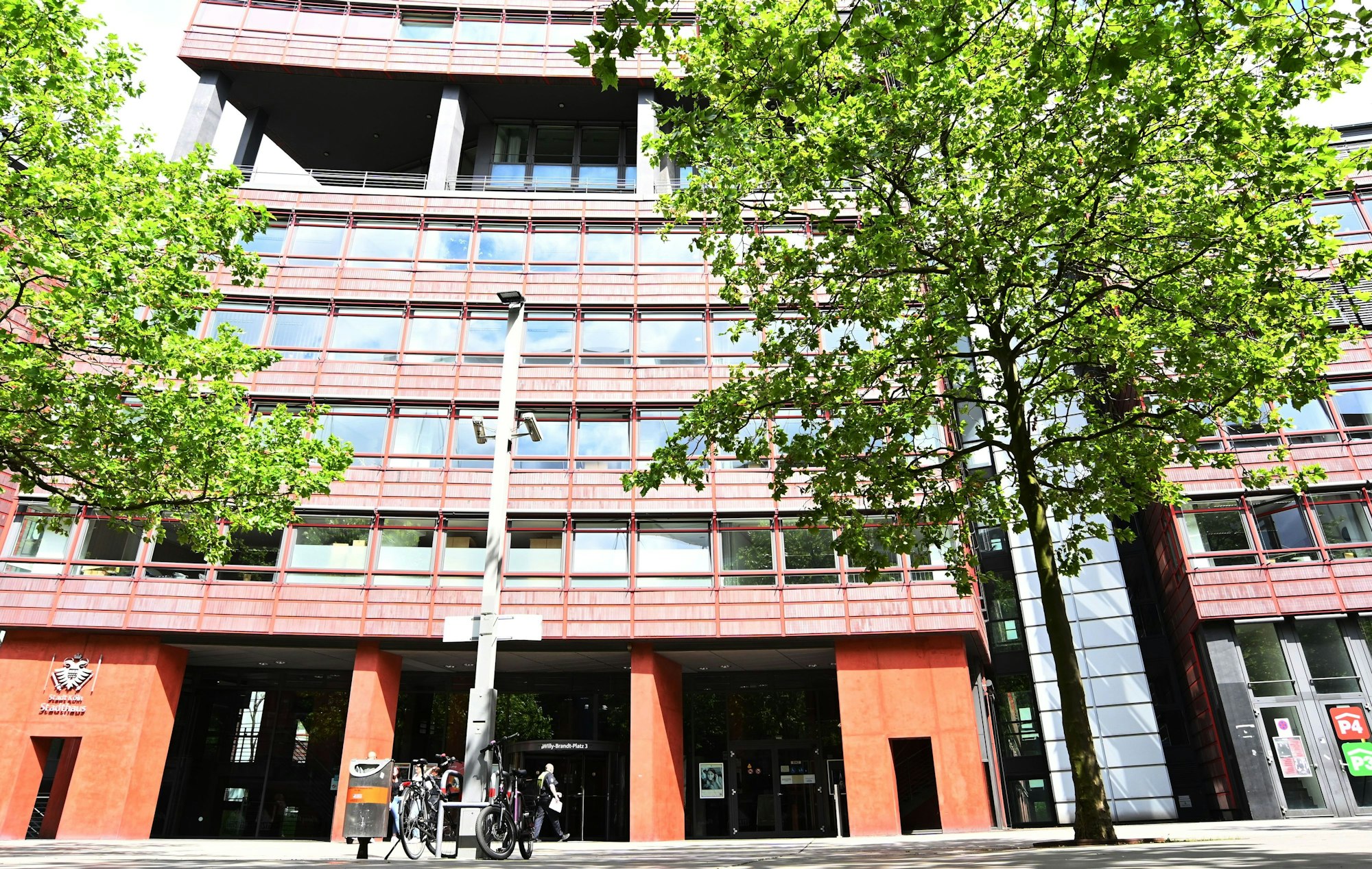 Außenansicht des Ostgebäudes des Stadthauses in Deutz, auch als Stadthaus Deutz (Ost) bezeichnet.