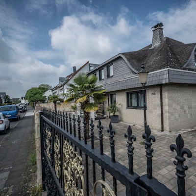 Auf der Grieße 63, Das Haus von Mohamed el Zein (laut gerichtsaushang EL Zein) in leverkusen-Rheindorf , Auf der Grieße 63. Im Prozess geht es um die Einziehung des Hauses, das auf einem 1692 Quadratmeter großen Grundstück Laut Kaufvertrag von 2018 kostete die Villa 650 000 Euro. Vor der Tür liegen Turnschuhe, in einer Ecke ein Laubbläser. Foto: Ralf Krieger