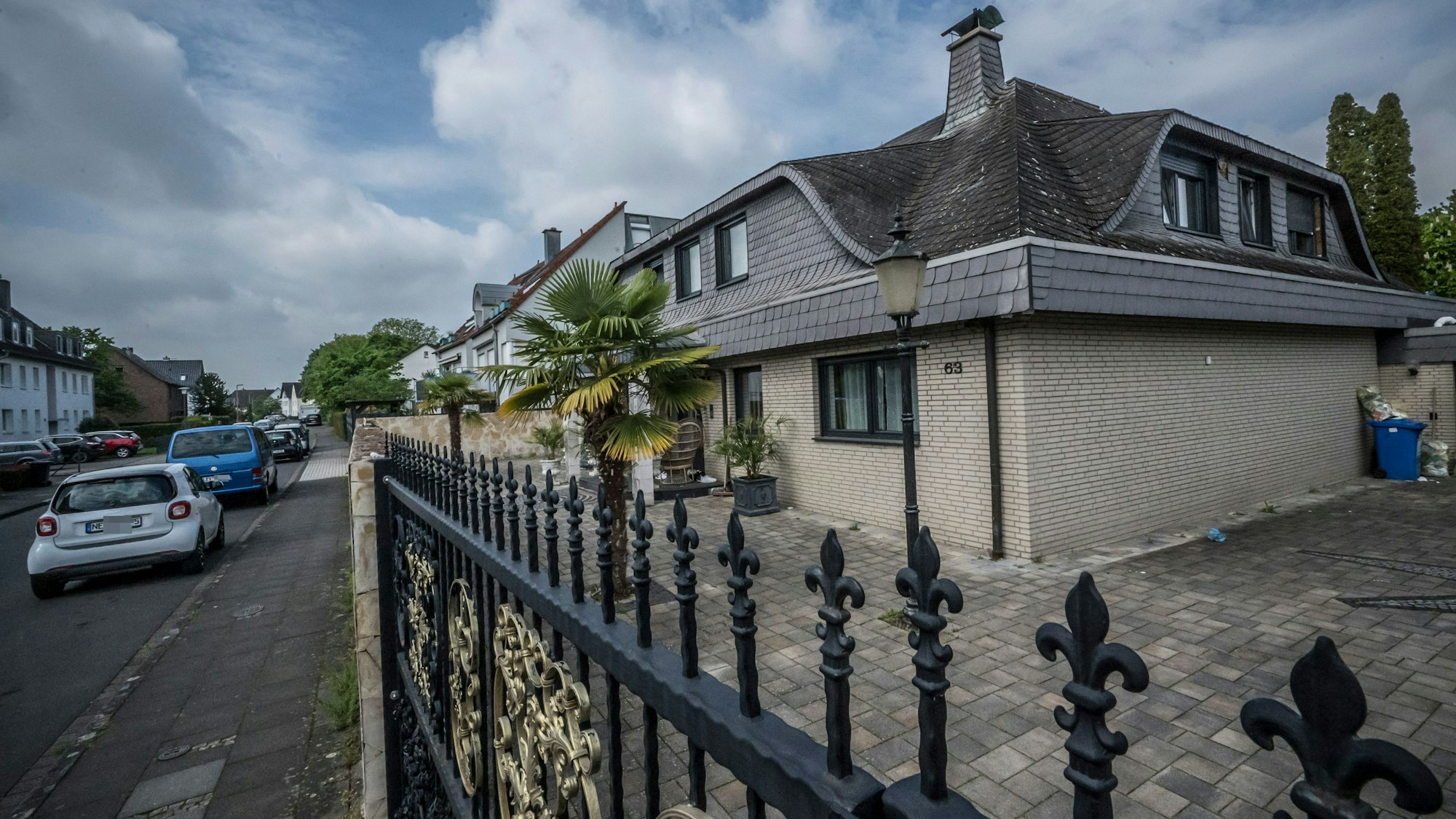 Auf der Grieße 63, Das Haus von Mohamed el Zein (laut gerichtsaushang EL Zein) in leverkusen-Rheindorf , Auf der Grieße 63. Im Prozess geht es um die Einziehung des Hauses, das auf einem 1692 Quadratmeter großen Grundstück Laut Kaufvertrag von 2018 kostete die Villa 650 000 Euro. Vor der Tür liegen Turnschuhe, in einer Ecke ein Laubbläser. Foto: Ralf Krieger
