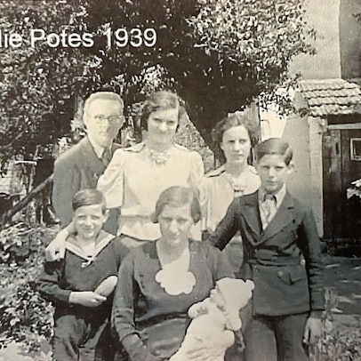 Das Schwarz-Weiß-Foto zeigt Familie Potes 1939.