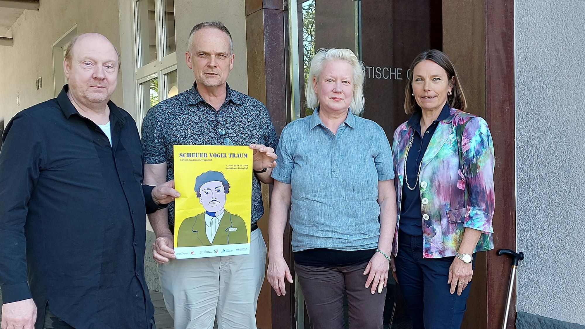 „Scheuer Vogel Traum“ heißt eine außergewöhnliche Theaterproduktion mit Texten von Tonino Guerra, die am Sonntag, 4. Mai, in Troisdorf aufgeführt wird. Frank Baquet (Kunsthaus Troisdorf), Kulturamtsleiter Rainer Land, Produzentin Friederike Felbeck und die Erste Beigeordnete Tanja Gaspers stellten das Projekt vor.