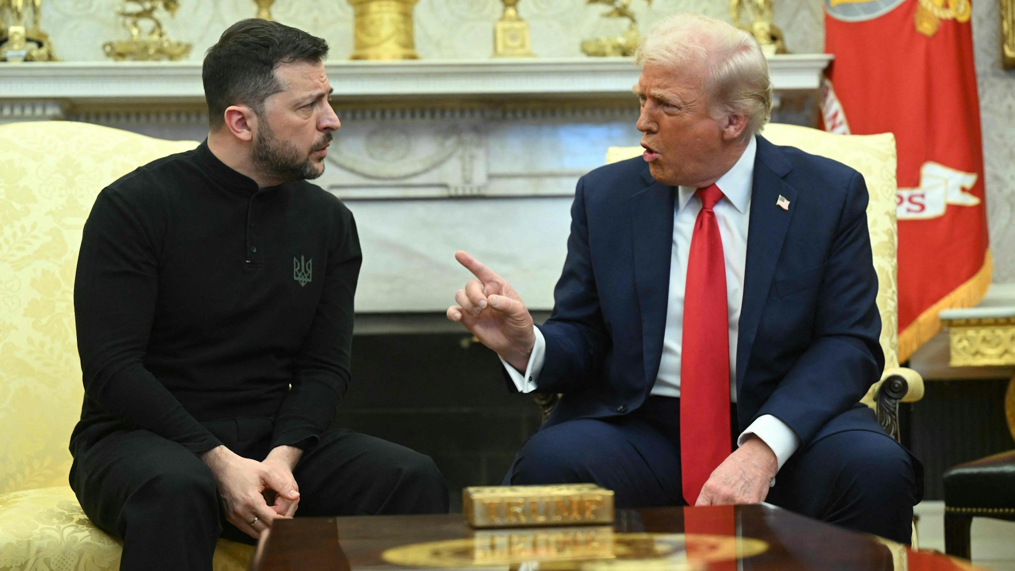 Wolodymyr Selenskyj sitzt dem gestikulierenden Donald Trump gegenüber.