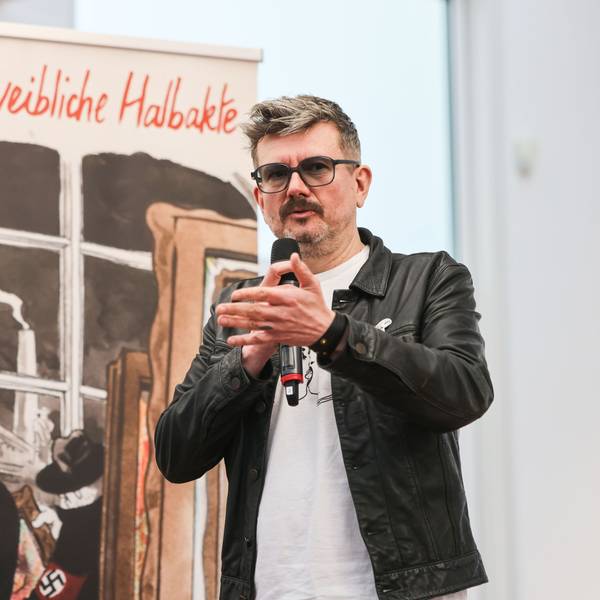 28.04.2025, Nordrhein-Westfalen, Köln: Der französische Karikaturist Luz steht bei der Vorstellung seines Comics «Zwei weibliche Halbakte» vor dem gleichnamigen Bild im Museum Ludwig. Luz war viele Jahre lang einer der wichtigsten Karikaturisten von «Charlie Hebdo». In seinem neuen Comic erzählt er die Geschichte des Bildes «Zwei weibliche Halbakte» (1919) von Otto Mueller, das von den Nazis als «entartet» eingestuft wurde.