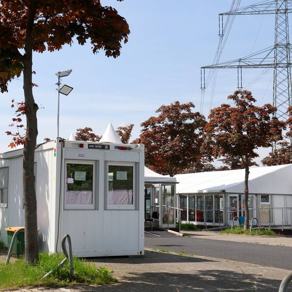 Auf dem Parkplatz P5 am Fühlinger See hat die Stadt Köln aus Containern eine Flüchtlingsunterkunft für bis zu 400 Menschen eingerichtet.
