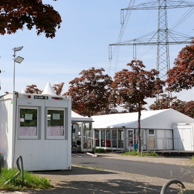 Auf dem Parkplatz P5 am Fühlinger See hat die Stadt Köln aus Containern eine Flüchtlingsunterkunft für bis zu 400 Menschen eingerichtet.