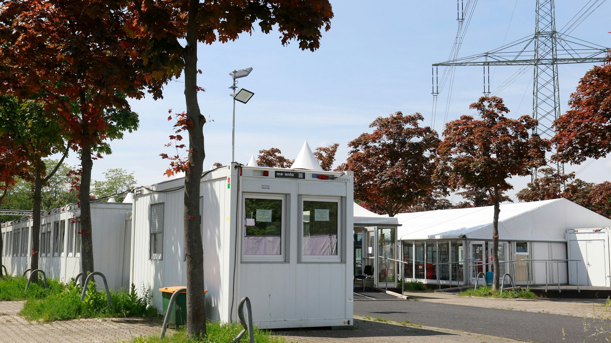 Auf dem Parkplatz P5 am Fühlinger See hat die Stadt Köln aus Containern eine Flüchtlingsunterkunft für bis zu 400 Menschen eingerichtet.