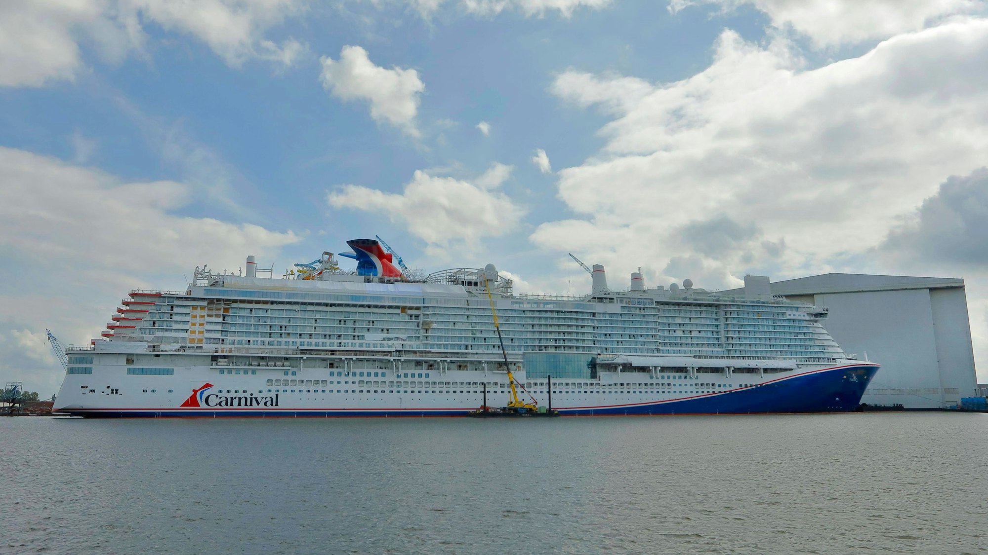 Kreuzfahrtschiff Carnival Jubilee vor dem Baudock der Meyer Werft
