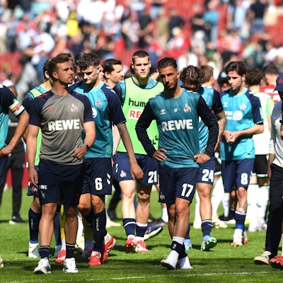 Nach der 0:1-Niederlagen in Hannover sind die Spieler des 1. FC Köln sichtlich bedient.