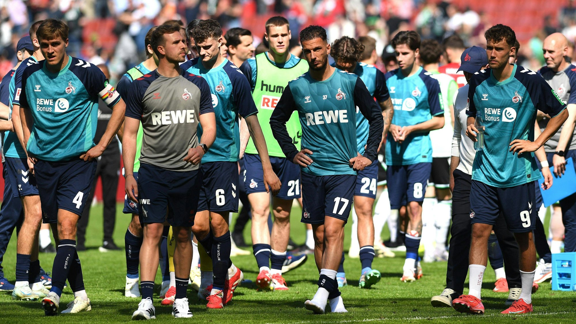 Nach der 0:1-Niederlagen in Hannover sind die Spieler des 1. FC Köln sichtlich bedient.