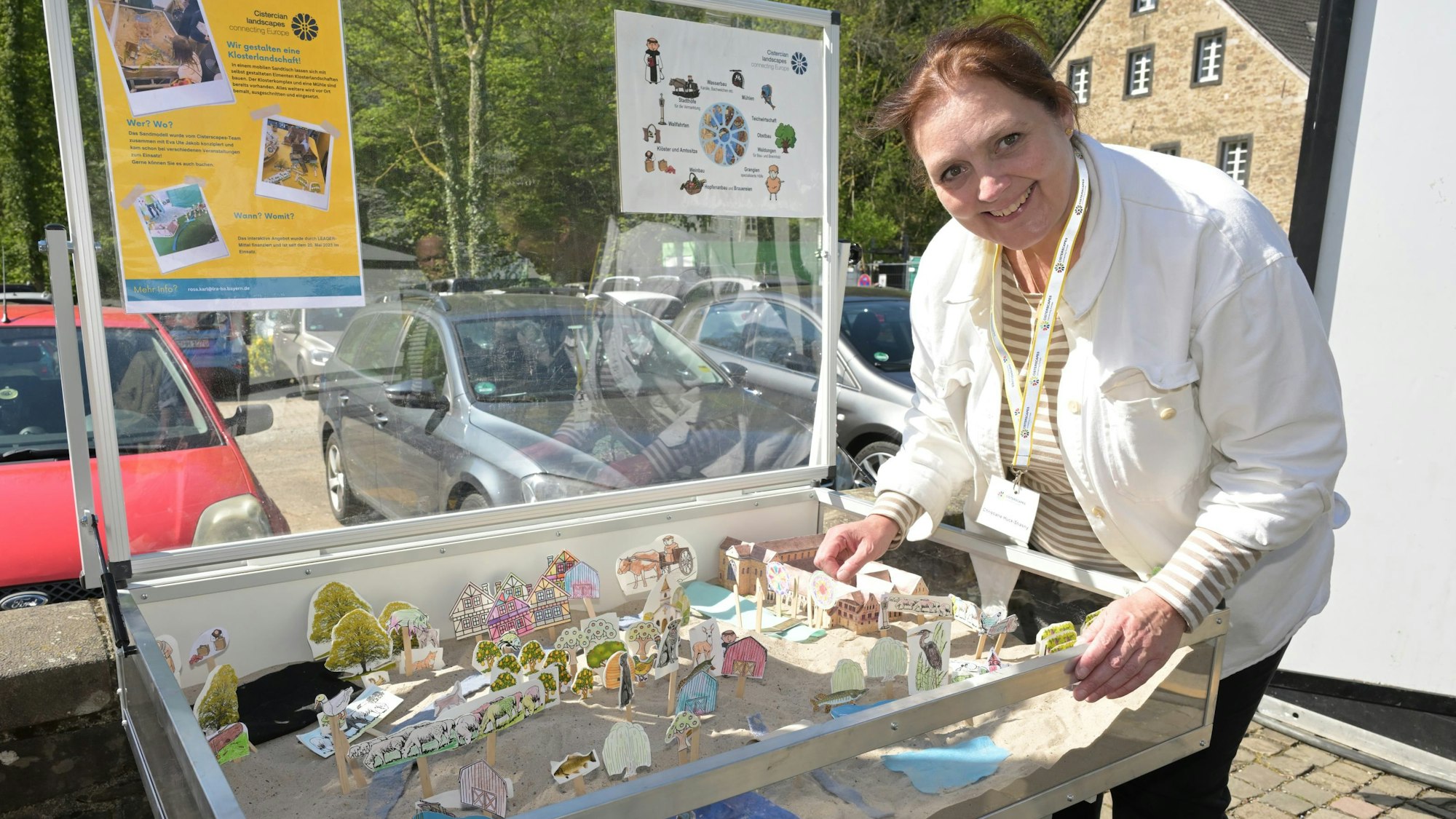 Christiane Huck-Stiasny steht neben einem Miniaturnachbau der zisterziensischen Gesellschaft.