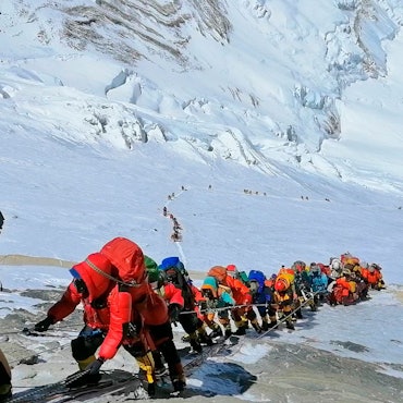 Besonders in der Hochsaison bilden sich lange Schlangen auf dem Gipfel des Mount Everest.