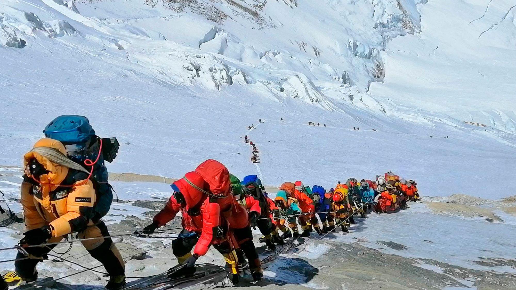 In einer langen Schlange klettern Bergsteiger auf einem Pfad knapp unterhalb von Lager vier am Mount Everest.