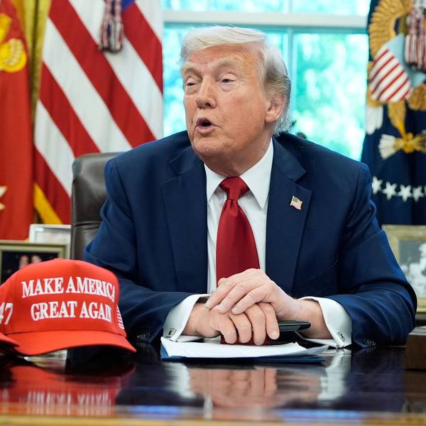 dpatopbilder - 23.04.2025, USA, Washington: US-Präsident Donald Trump spricht mit Reportern, während er im Oval Office des Weißen Hauses in Washington Durchführungsverordnungen zur Bildung unterzeichnet. Foto: Alex Brandon/AP/dpa +++ dpa-Bildfunk +++