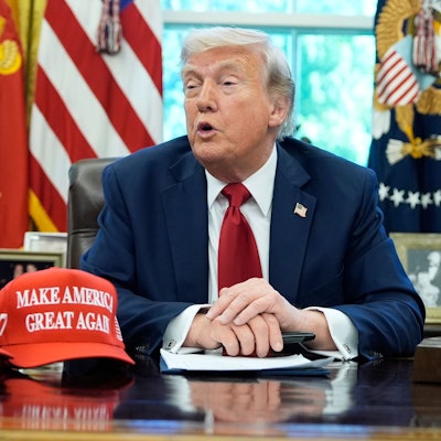 dpatopbilder - 23.04.2025, USA, Washington: US-Präsident Donald Trump spricht mit Reportern, während er im Oval Office des Weißen Hauses in Washington Durchführungsverordnungen zur Bildung unterzeichnet. Foto: Alex Brandon/AP/dpa +++ dpa-Bildfunk +++