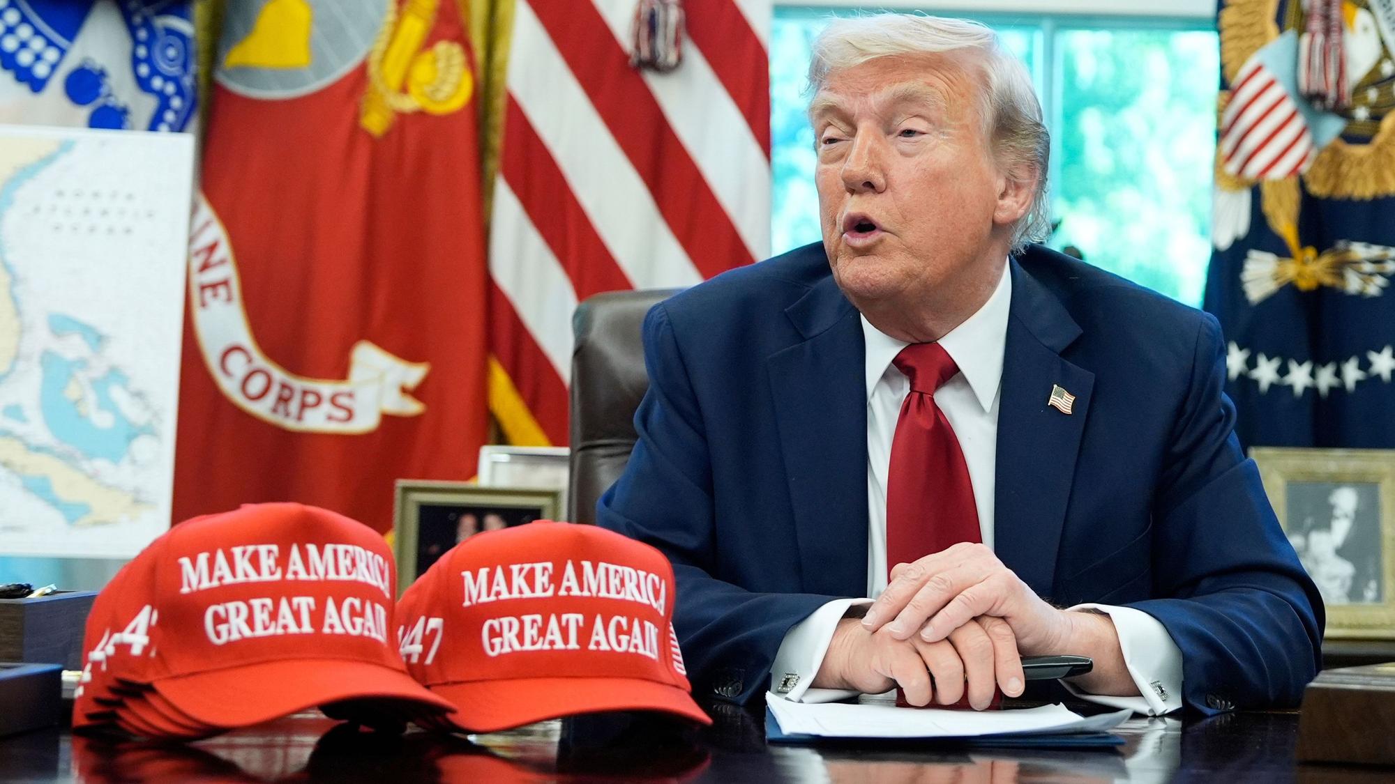 dpatopbilder - 23.04.2025, USA, Washington: US-Präsident Donald Trump spricht mit Reportern, während er im Oval Office des Weißen Hauses in Washington Durchführungsverordnungen zur Bildung unterzeichnet. Foto: Alex Brandon/AP/dpa +++ dpa-Bildfunk +++