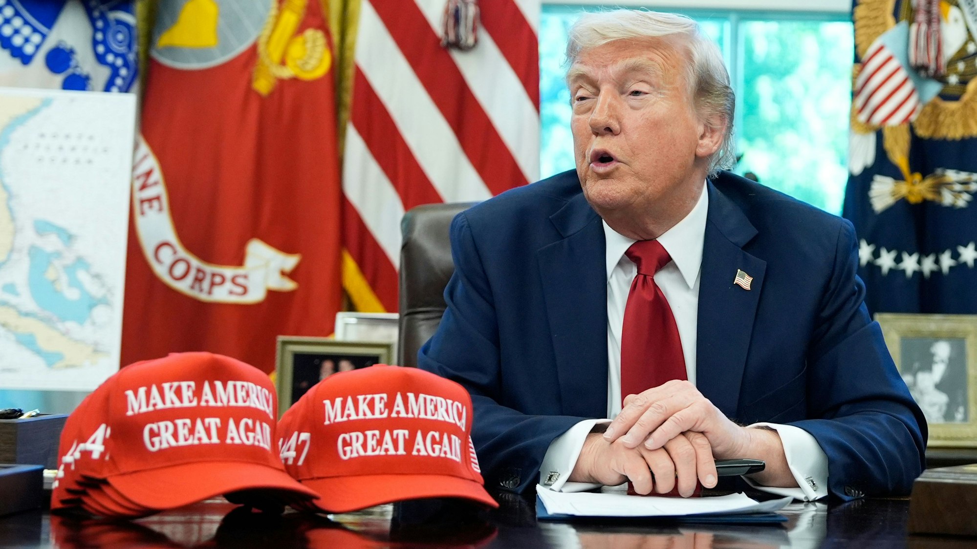 dpatopbilder - 23.04.2025, USA, Washington: US-Präsident Donald Trump spricht mit Reportern, während er im Oval Office des Weißen Hauses in Washington Durchführungsverordnungen zur Bildung unterzeichnet. Foto: Alex Brandon/AP/dpa +++ dpa-Bildfunk +++