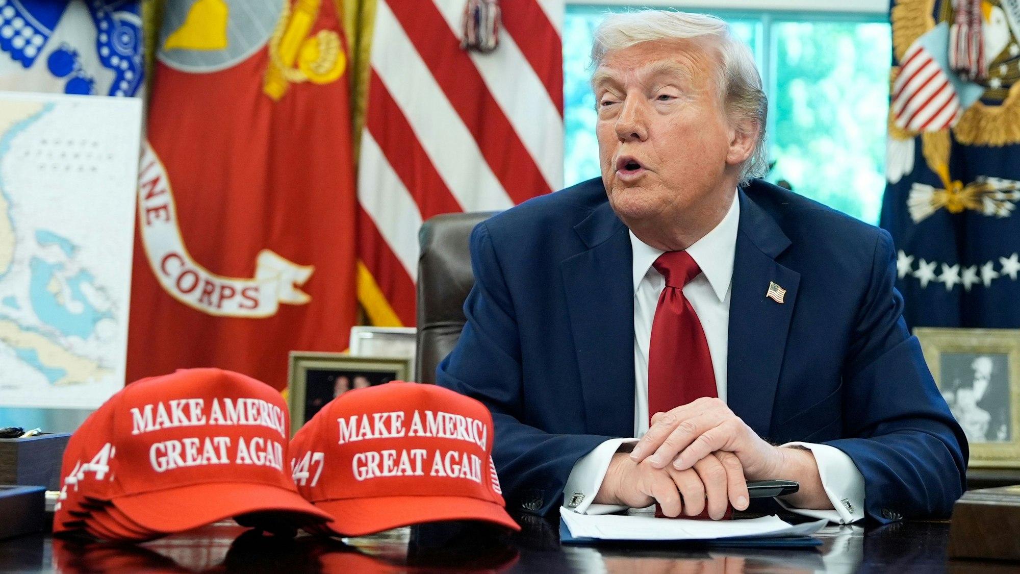 dpatopbilder - 23.04.2025, USA, Washington: US-Präsident Donald Trump spricht mit Reportern, während er im Oval Office des Weißen Hauses in Washington Durchführungsverordnungen zur Bildung unterzeichnet. Foto: Alex Brandon/AP/dpa +++ dpa-Bildfunk +++