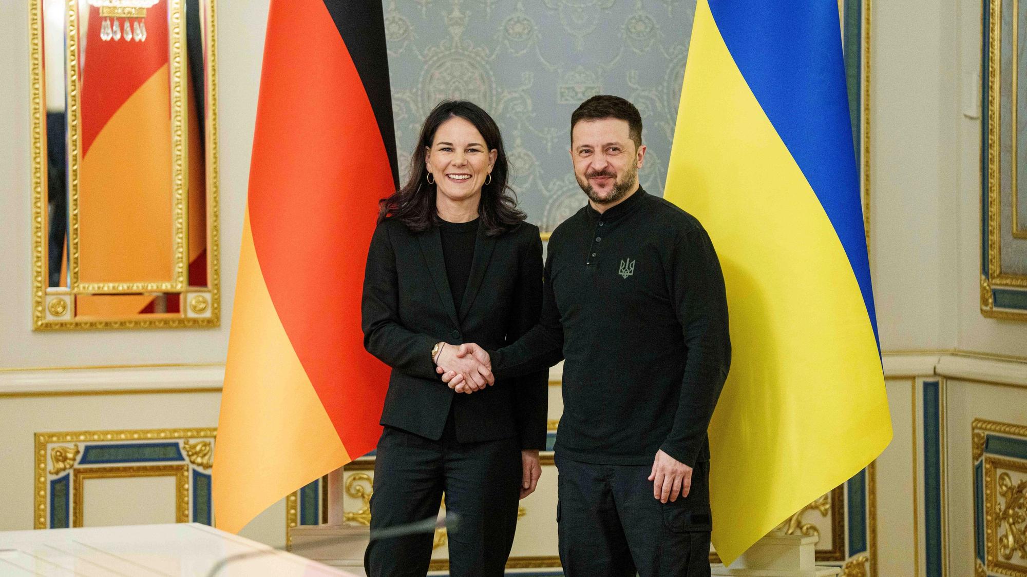 01.04.2025, Ukraine, Kiew: Wolodymyr Selenskyj, Präsident der Ukraine, begrüßt Annalena Baerbock (Bündnis90/Die Grünen), geschäftsführende Außenministerin von Deutschland, in Kiew. Foto: Evgeniy Maloletka/AP/dpa +++ dpa-Bildfunk +++